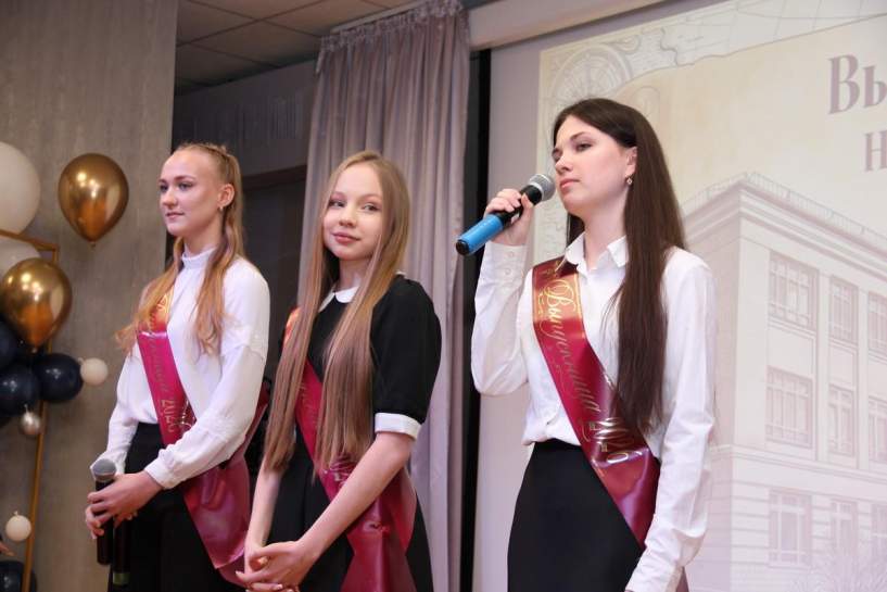 Последние звонки звучат для выпускников в Новосибирске