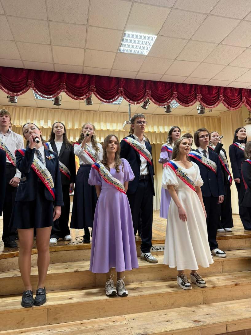 Последние звонки звучат для выпускников в Новосибирске