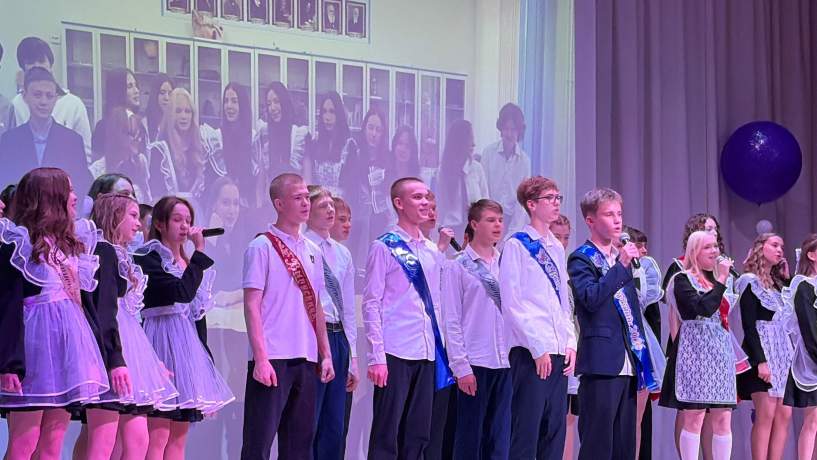 Последние звонки звучат для выпускников в Новосибирске