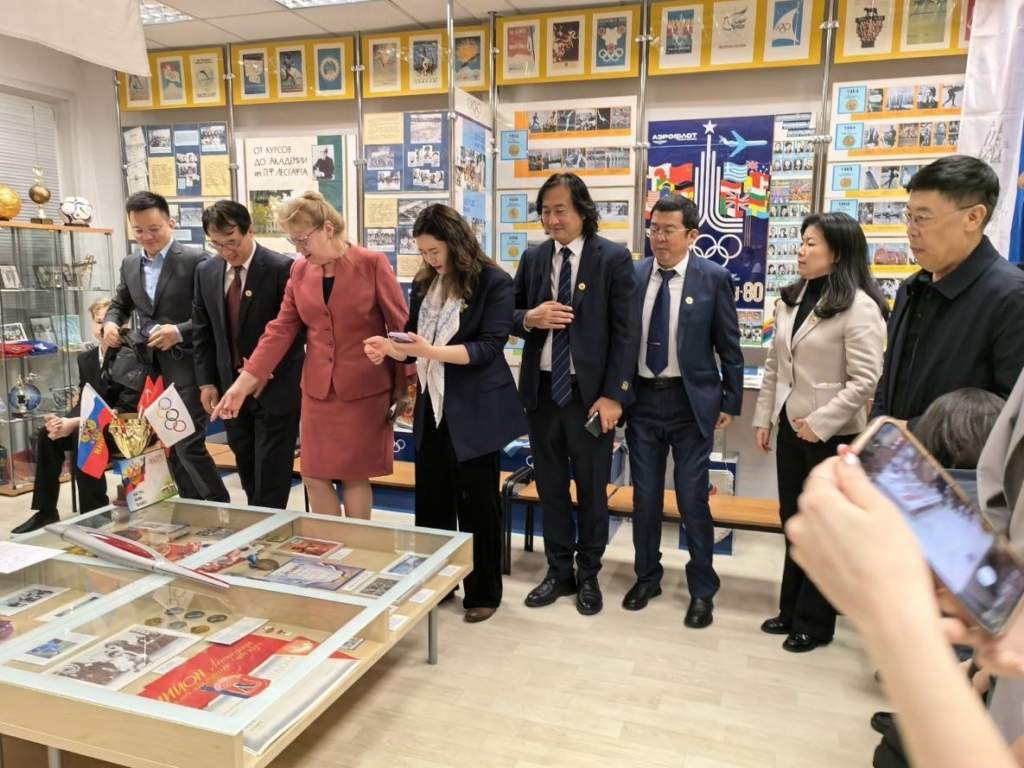 Делегация из КНР посетила петербургские школы