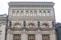 От травников до именитых фармацевтов: Russpass подготовил подборку старинных аптек столицы